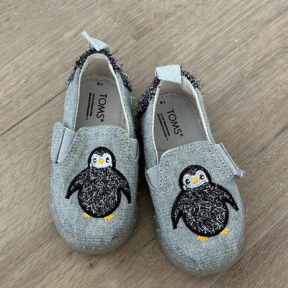 Size 5 TOMS toddler penguin shoes - Picture 3 of 4